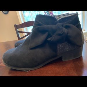 Black with bows on side and glitter on heels SOLD